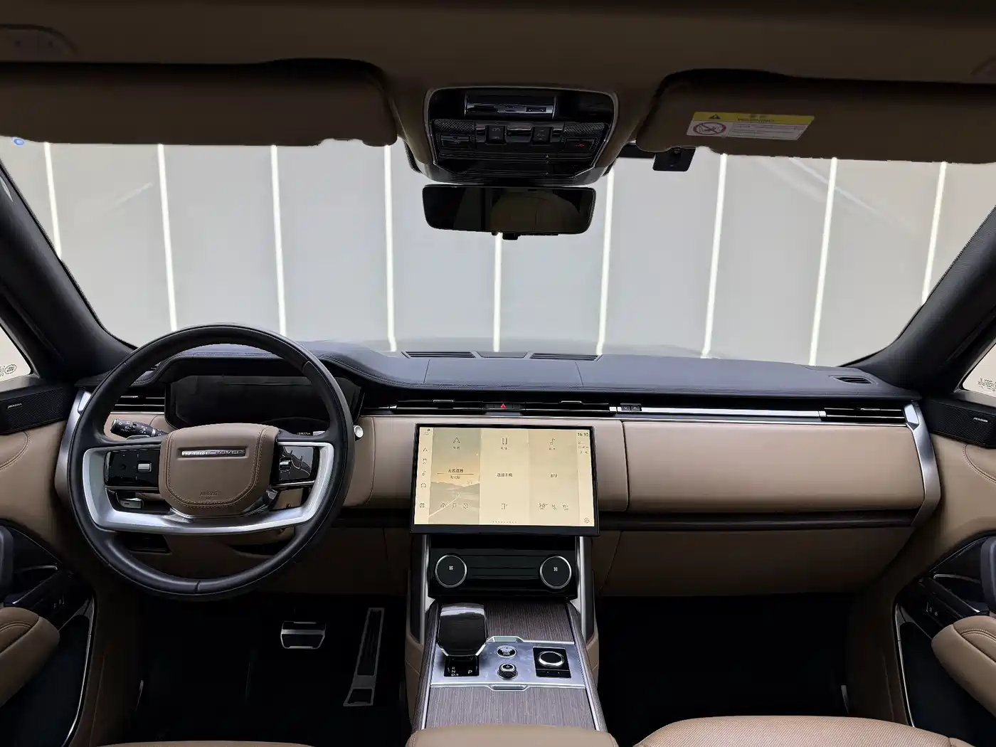 Land Rover Range Rover 2023 3.0 L6 360PS Golden Age Edition фото 5