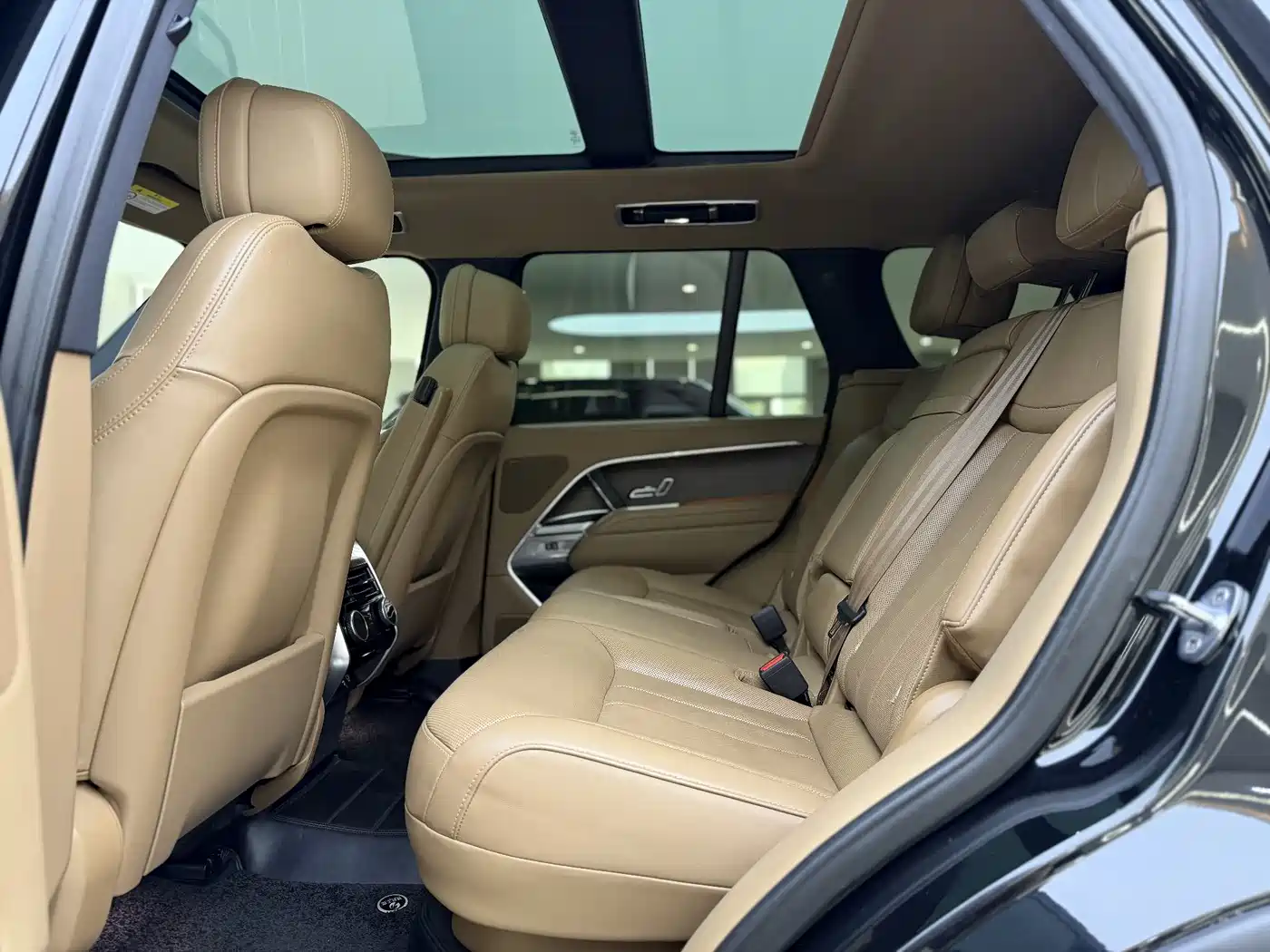 Land Rover Range Rover 2023 3.0 L6 360PS Golden Age Edition фото 6