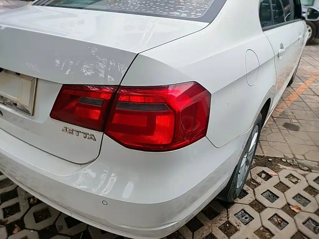 Photo 8 - Volkswagen Jetta