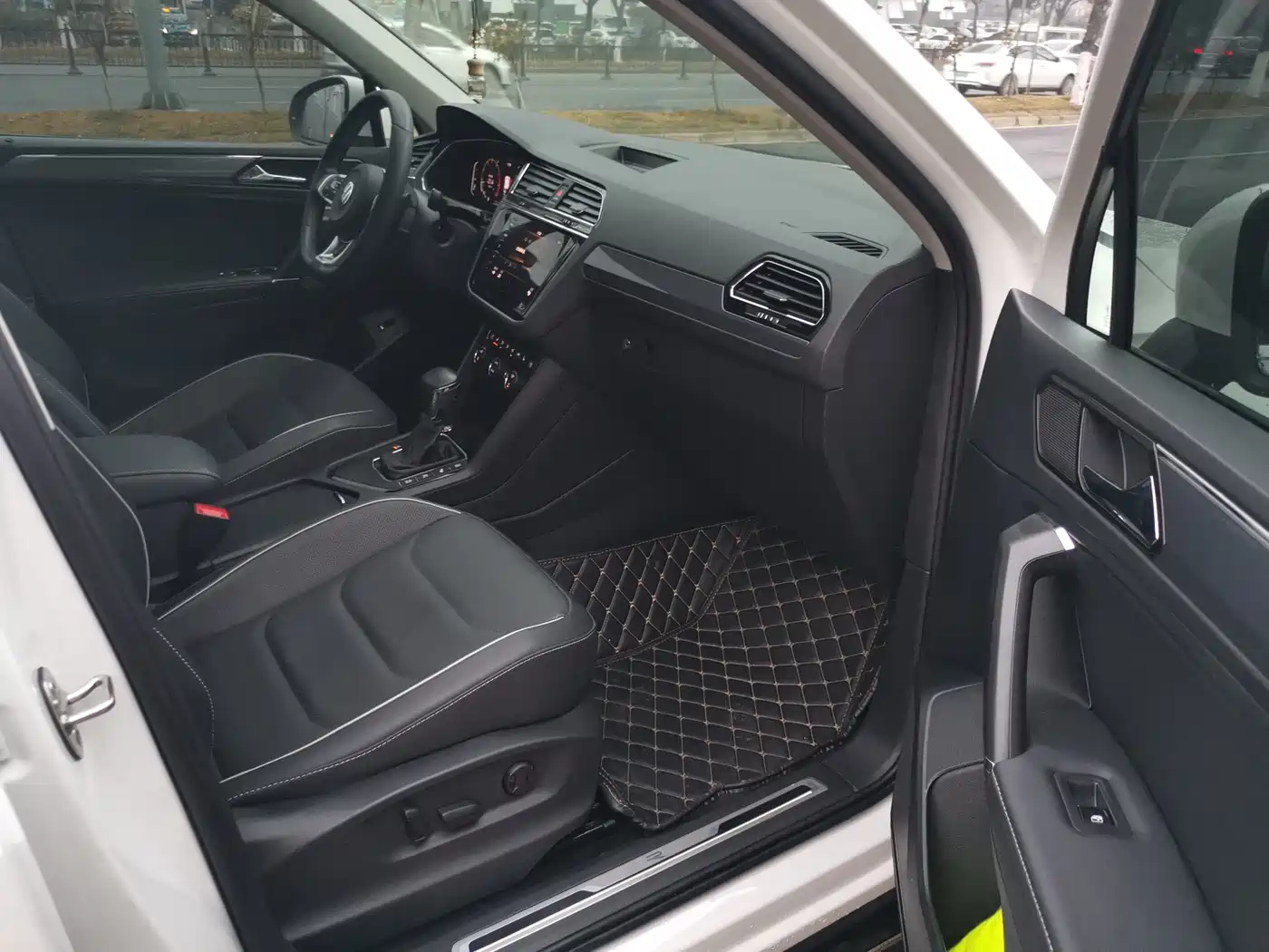 Volkswagen Tiguan L 2021 330TSI Automatic 2WD R-Line Premium фото 7