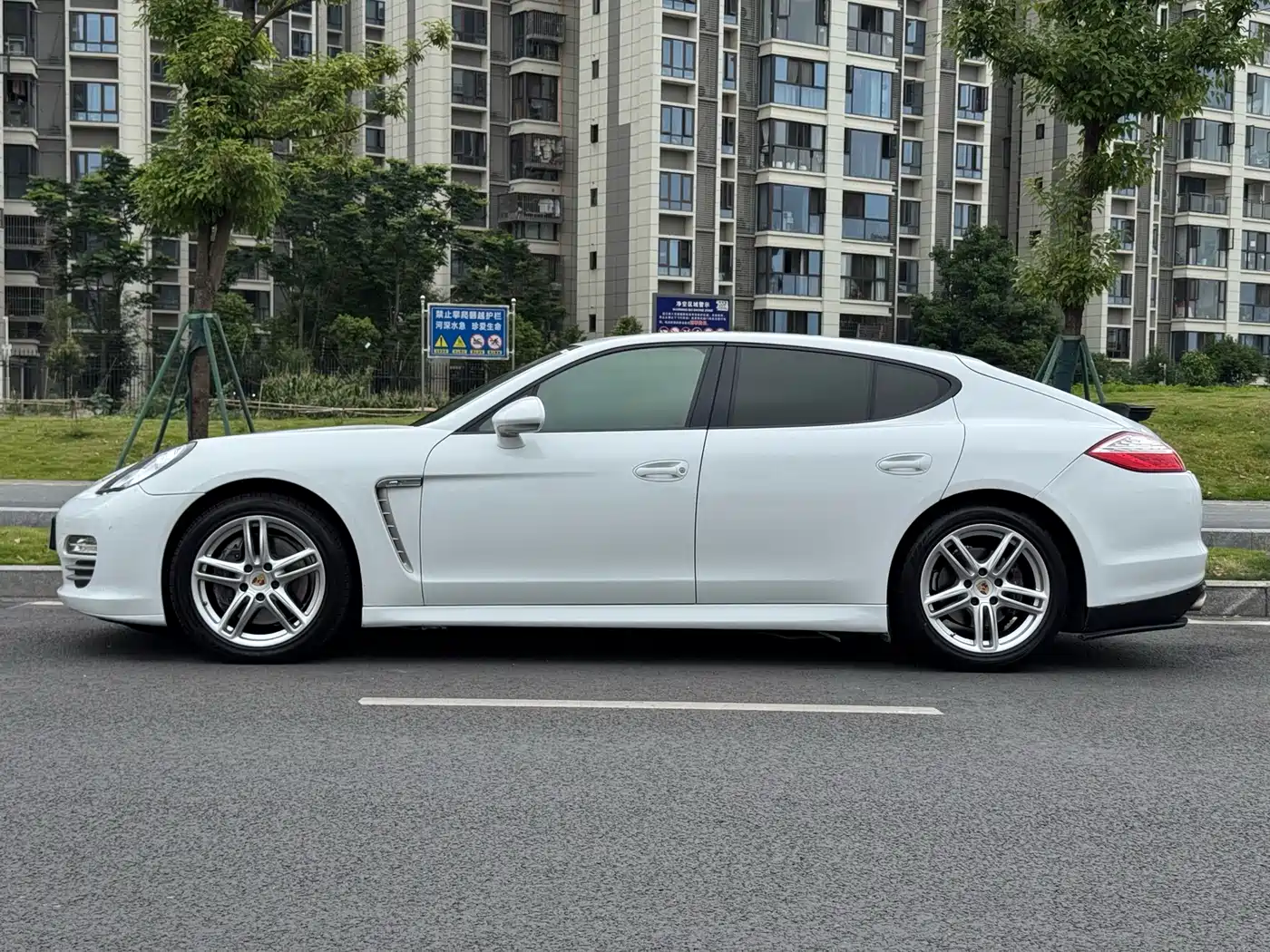 Porsche Panamera 2013 Panamera Platinum Edition 3.6L фото 18
