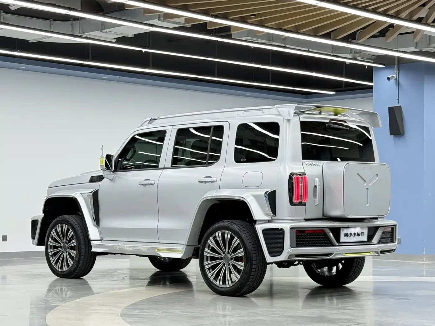 TANK CO CREATION TANK 300