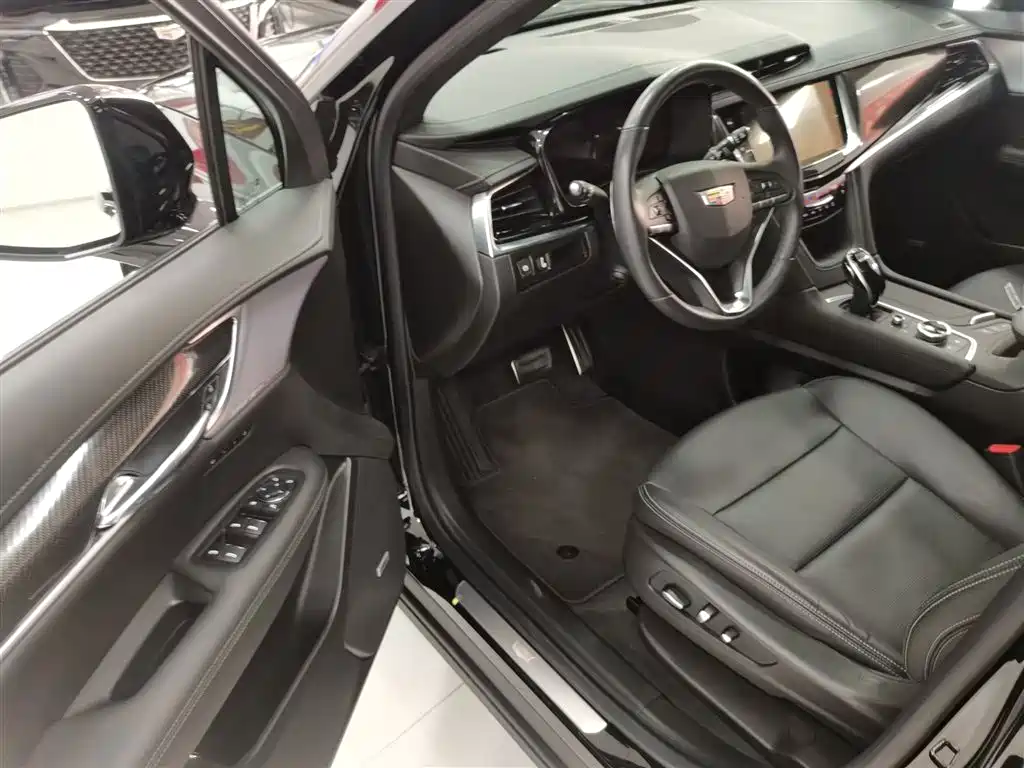 CADILLAC XT6