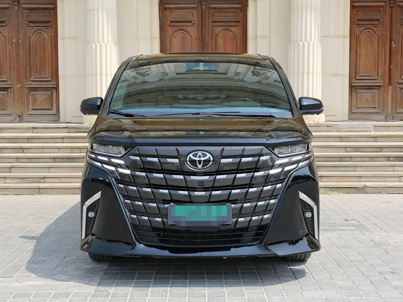 Toyota Alphard 2025 Hybrid 2.5L Ultimate Gold Edition фото 2