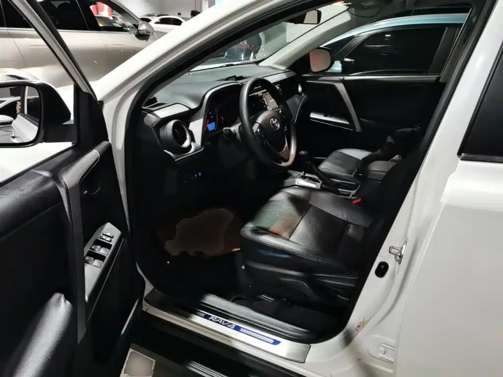 Toyota RAV4 Rongfang 2016 2.0L CVT 2WD Trend (China V) фото 16