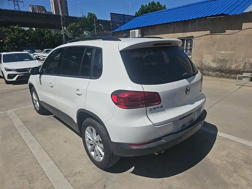 VOLKSWAGEN TIGUAN