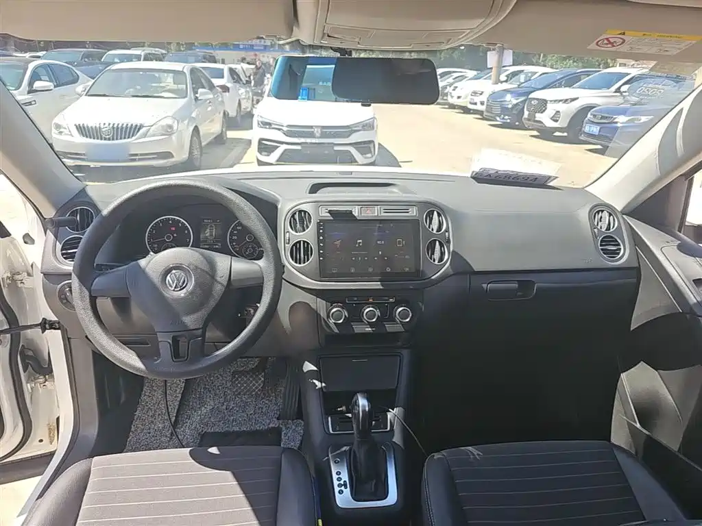 VOLKSWAGEN TIGUAN