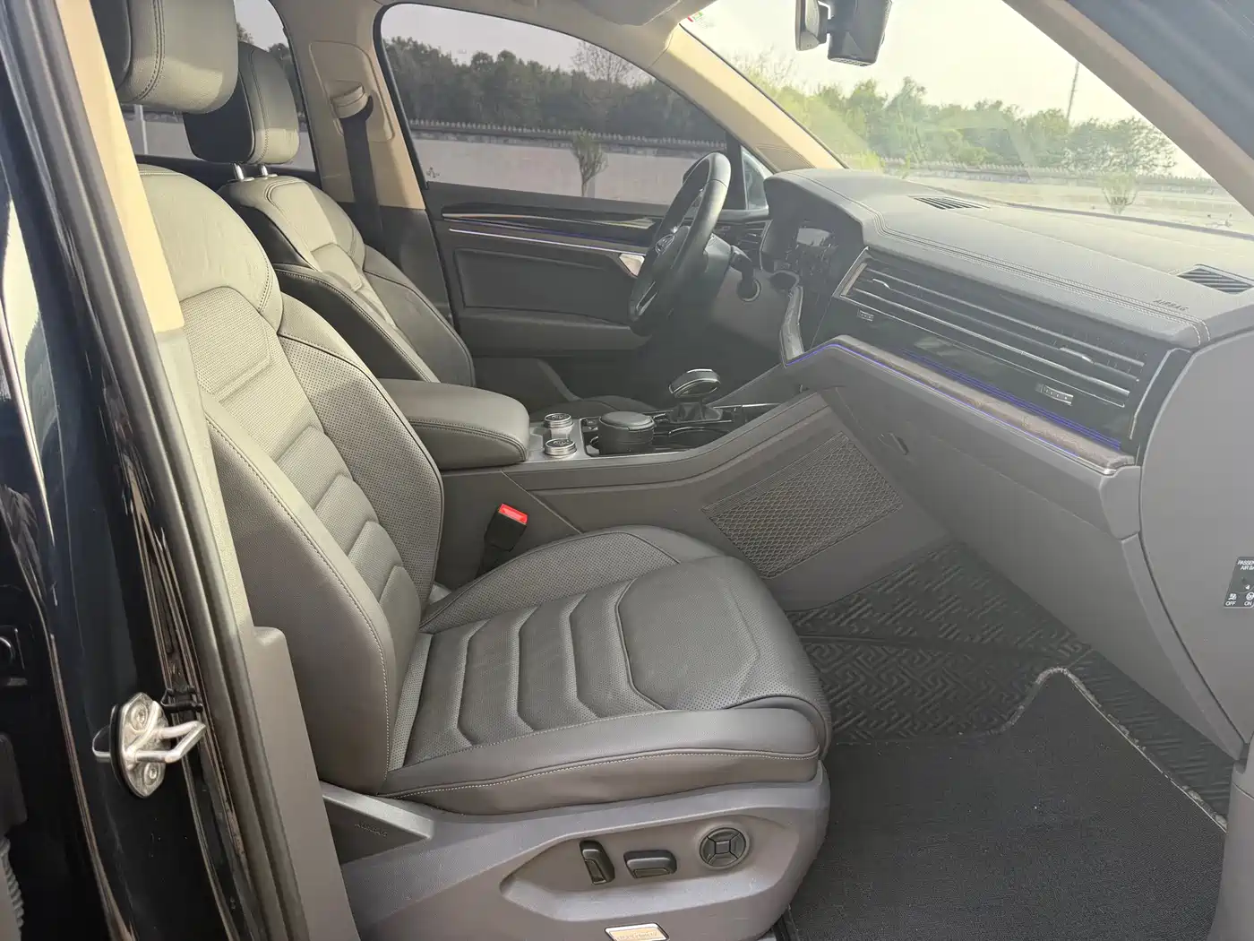 Volkswagen Touareg 2021 3.0TSI Sharp Edition with Gloss Black Sports Package фото 5