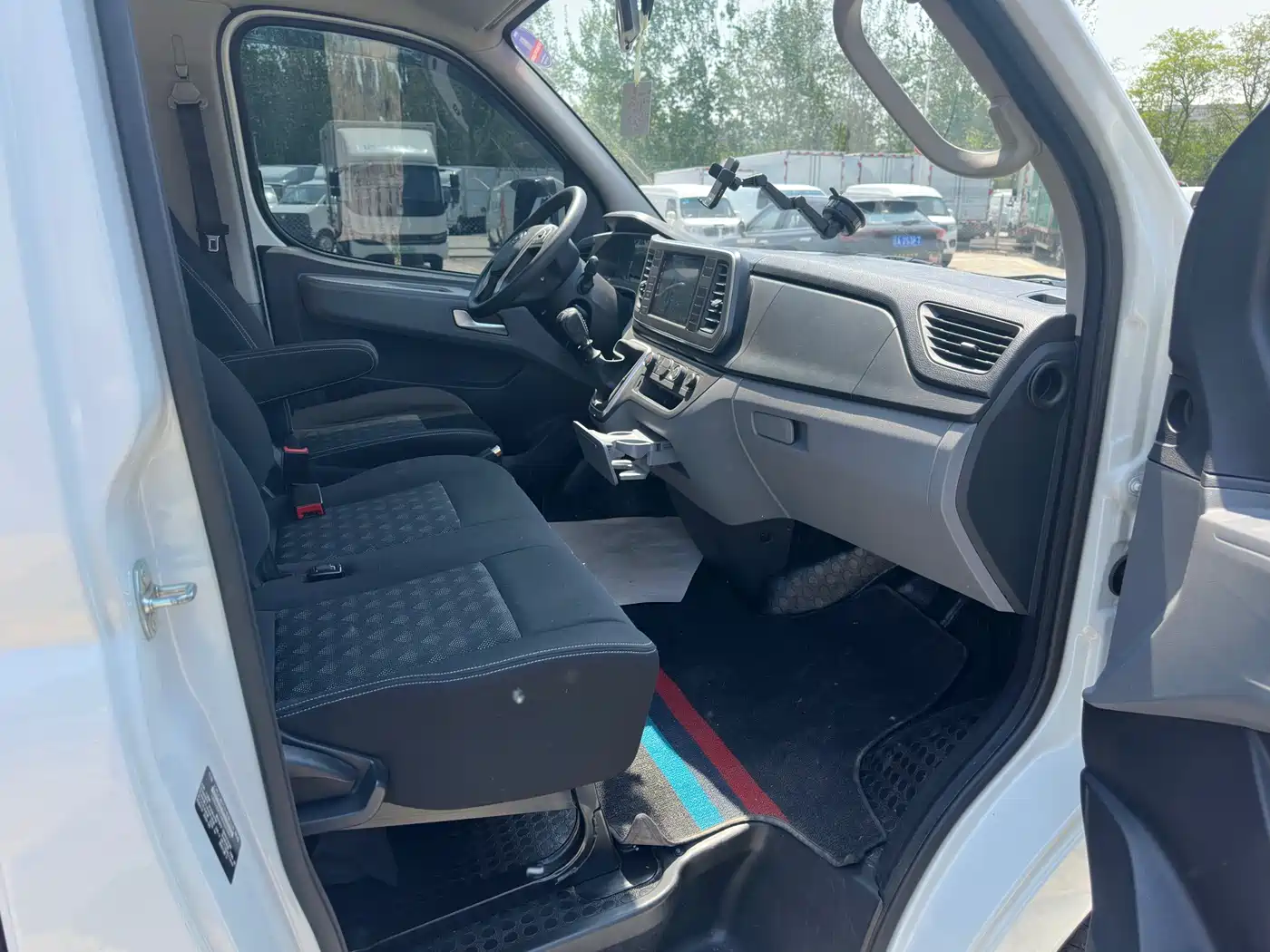 SAIC Maxus Xintu V80 2025 PRO Aoyun 2.0T Manual Short Wheelbase Medium Roof 5/6-Seater фото 10