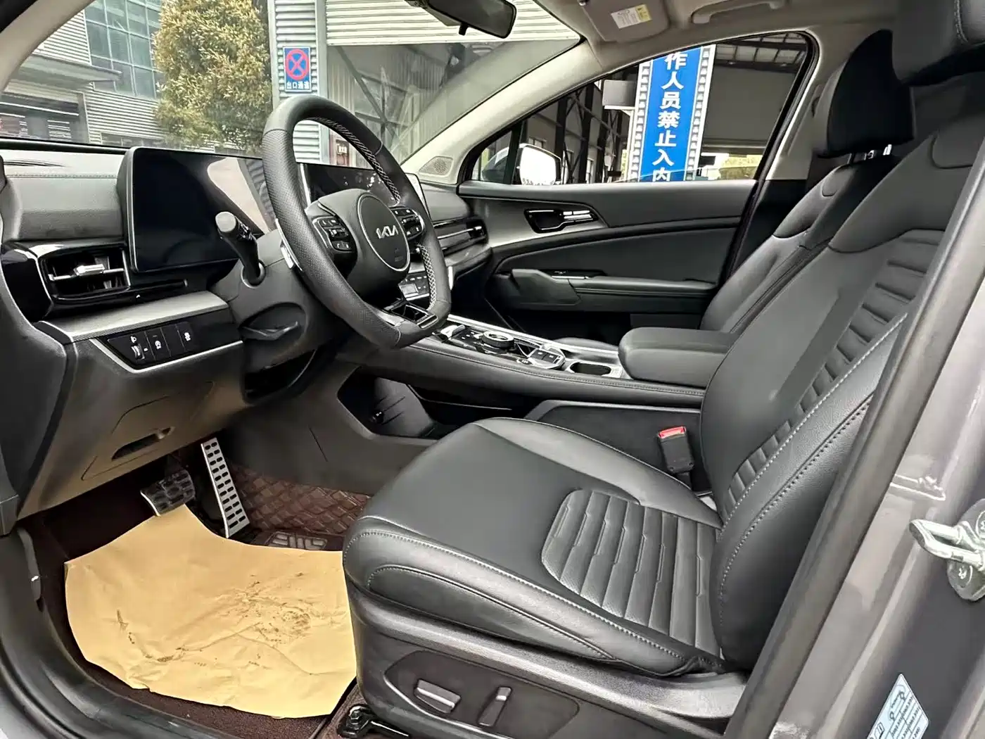 KIA LION PLATINUM EXPANDS THE WORLD