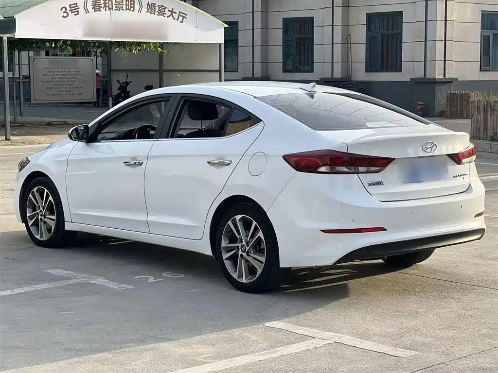 Hyundai Elantra 2016 1.6L Auto Smart·Luxury Edition фото 5
