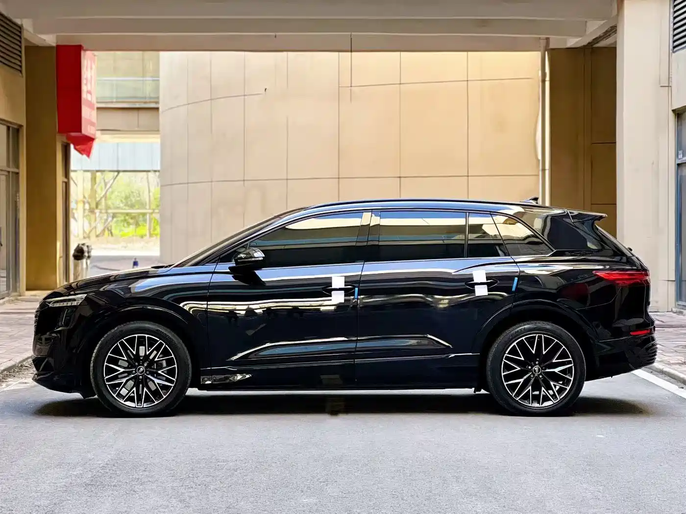 Audi Q5 e-tron 2023 40 e-tron Starlight Edition Brocade Package фото 8