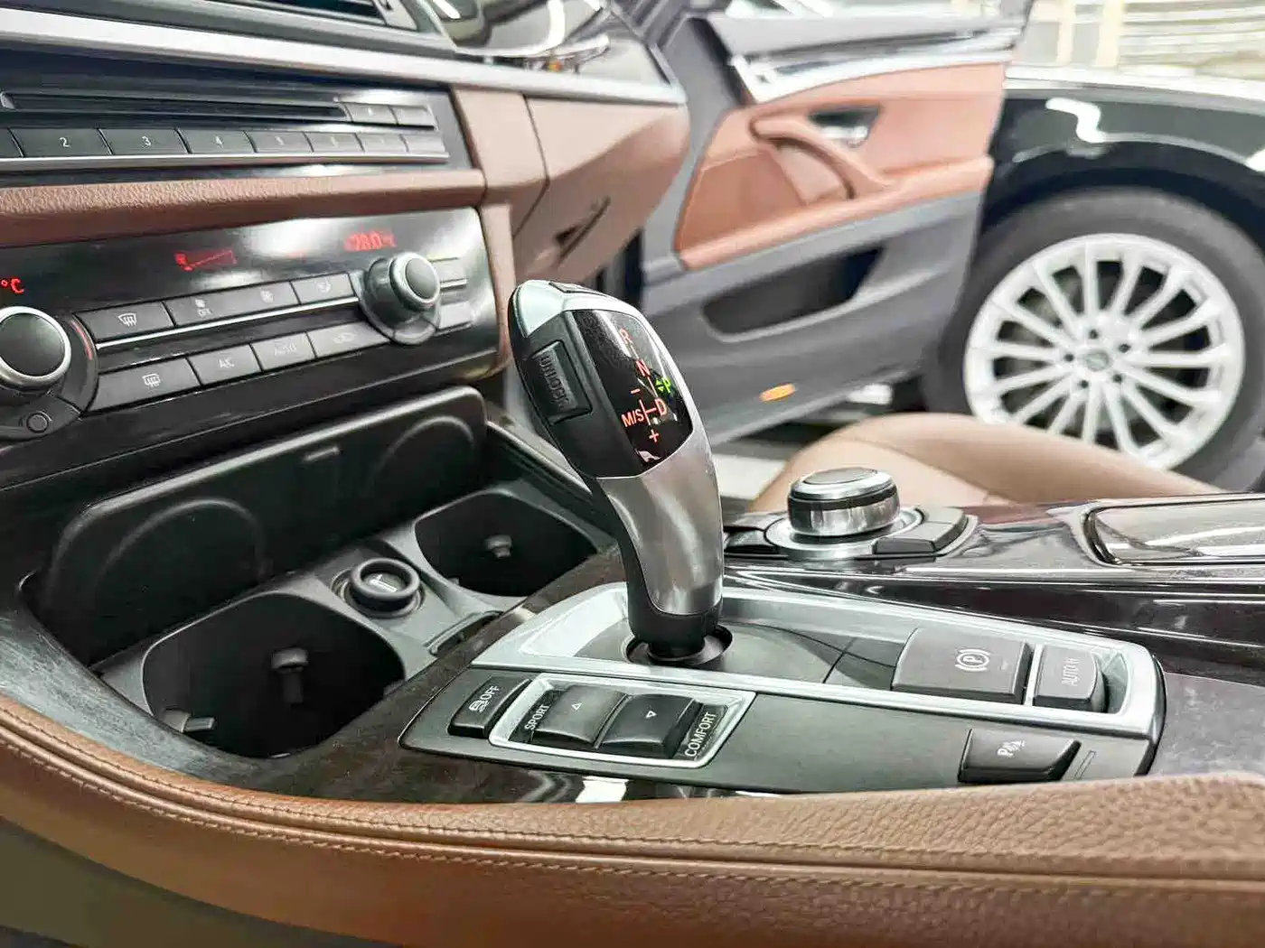 BMW 5 Series 2017 525Li Leading Edition фото 19
