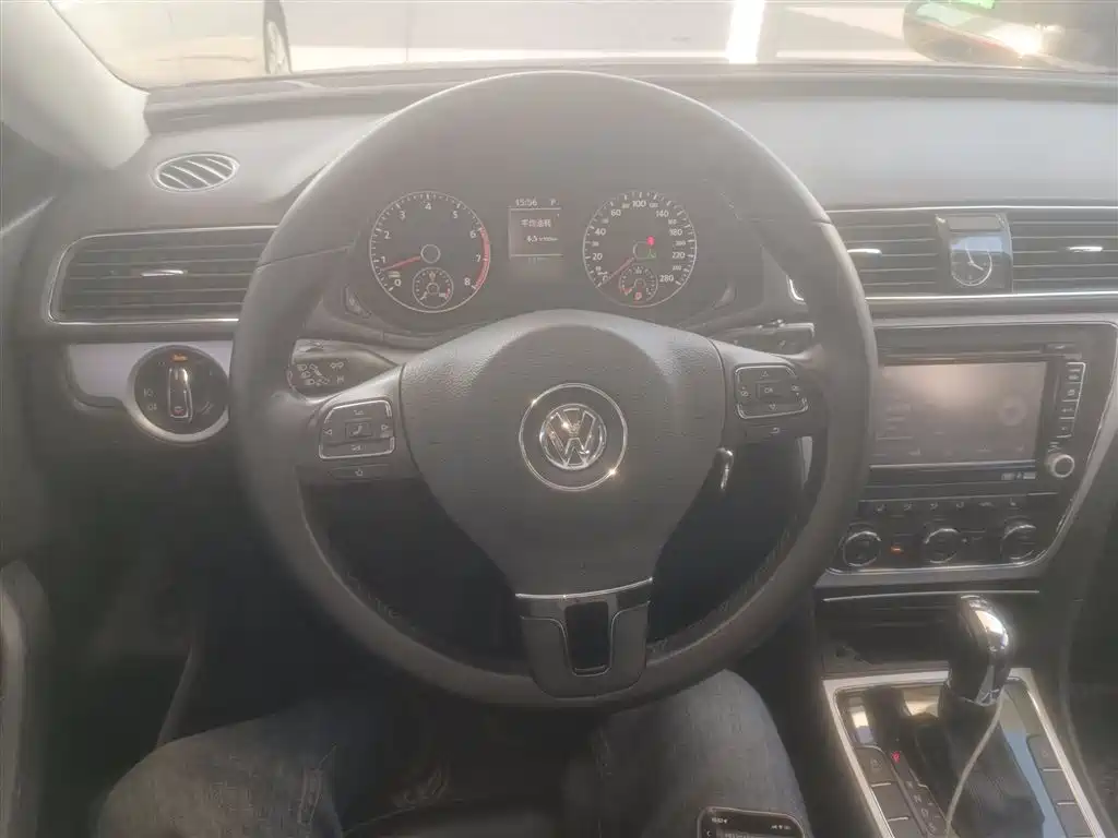 Volkswagen Passat 2014 1.8TSI DSG Luxury Edition фото 11