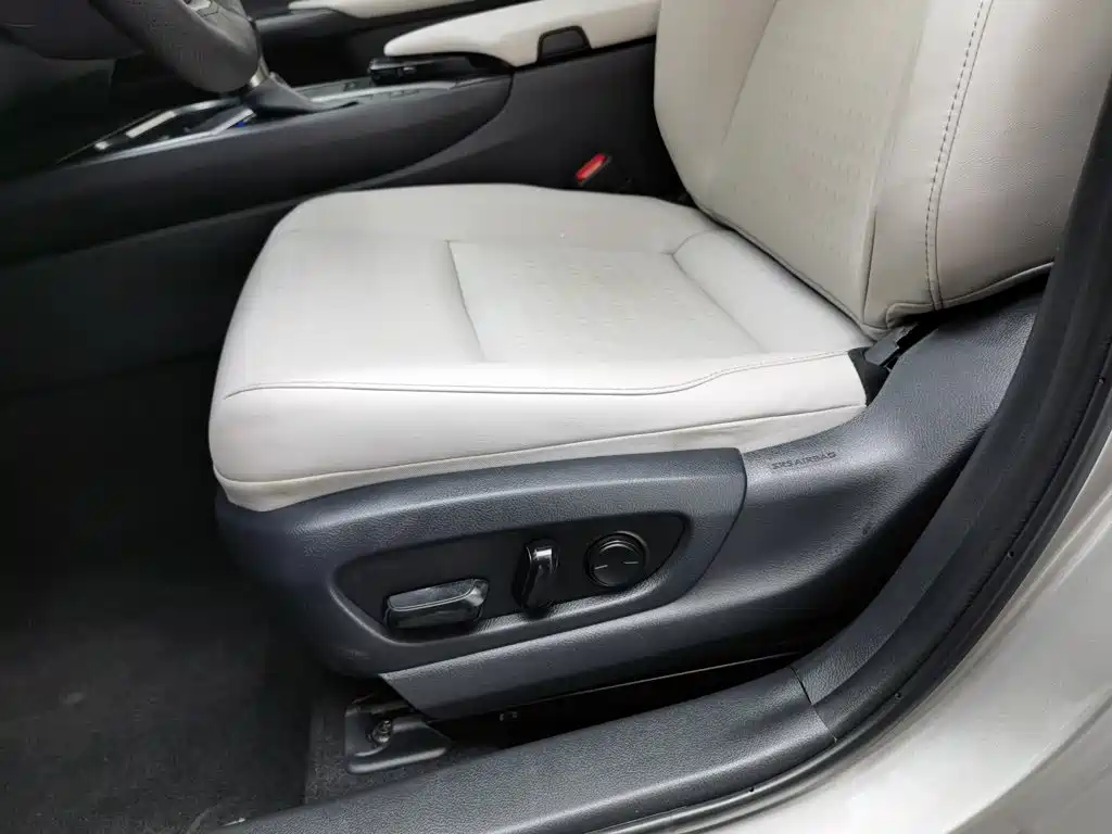 Фото 20 - Lexus UX
