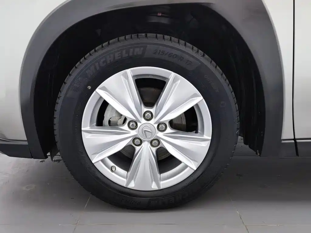 Фото 17 - Lexus UX