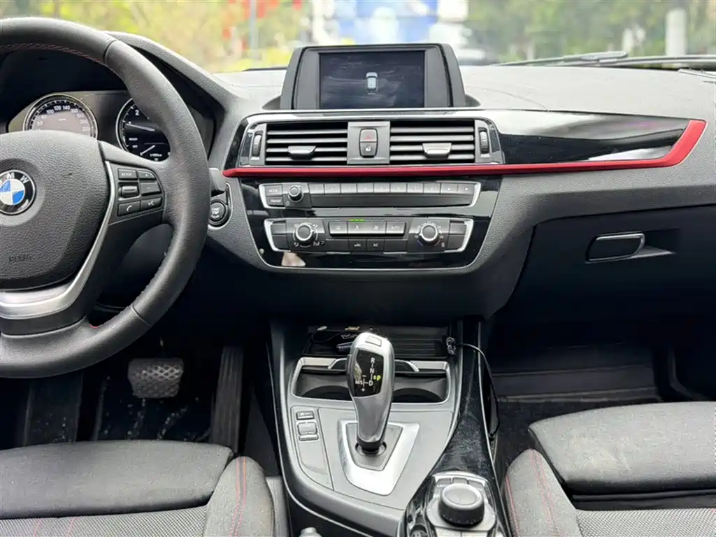 BMW 1 Series (Import) 2018 118i Sport Design Package фото 6