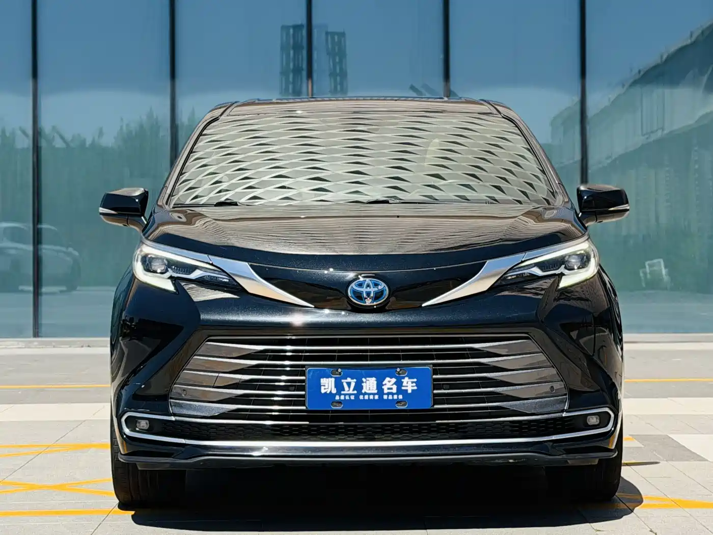 Toyota Sienna 2021 2.5L Hybrid Premium Edition фото 2