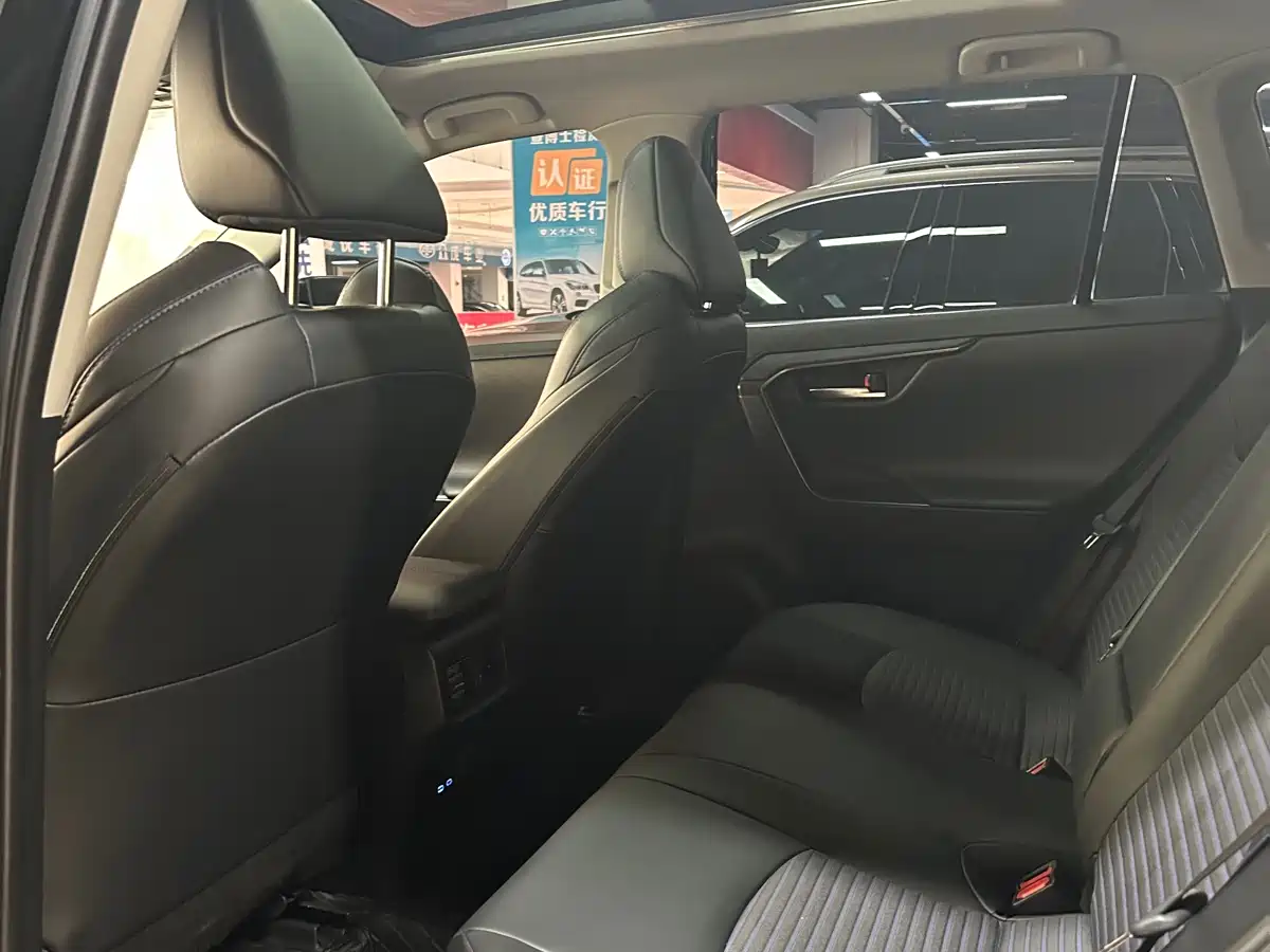 Toyota Wildlander 2022 2.0L CVT AWD Tech Edition фото 8