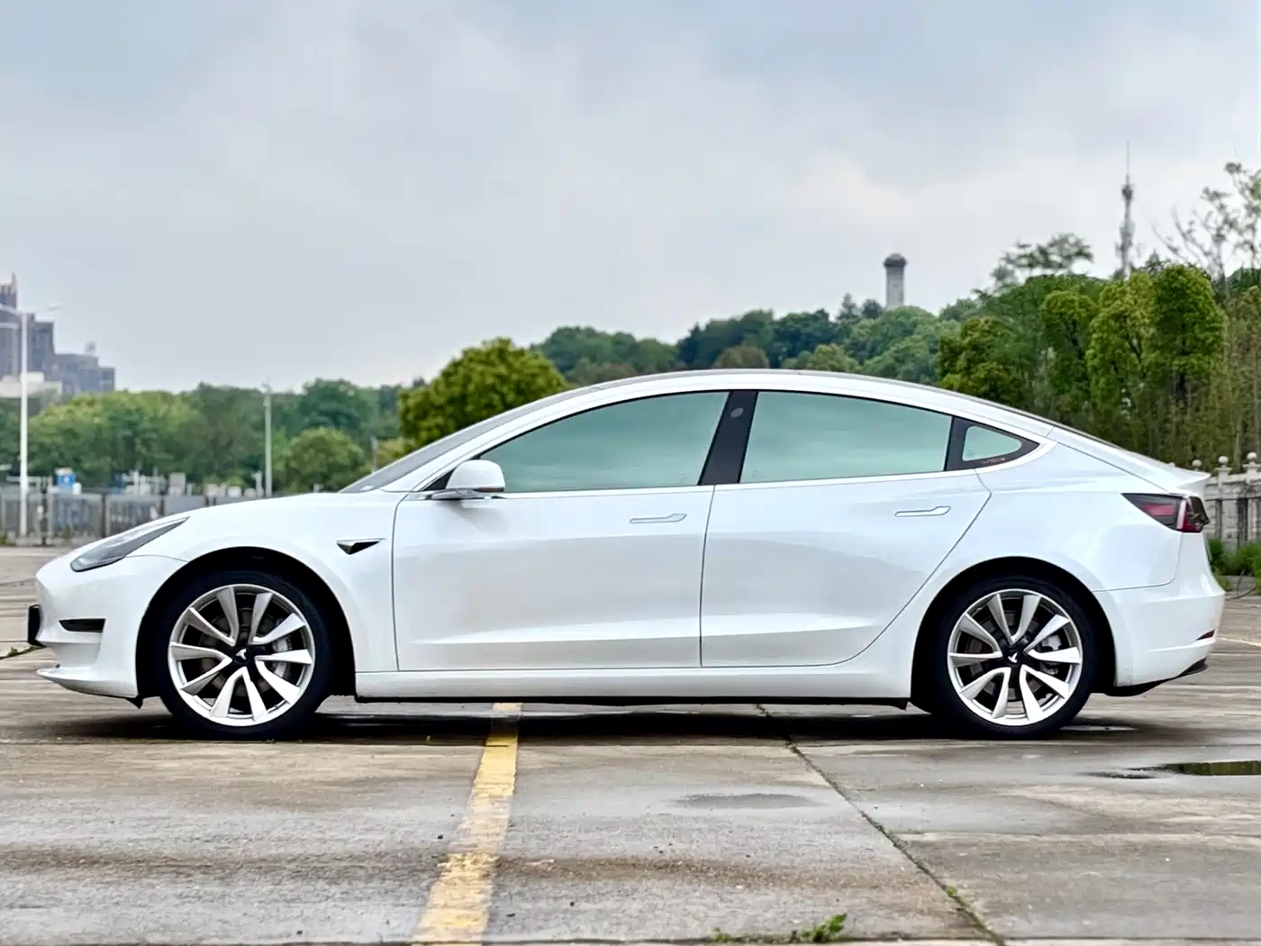 TESLA MODEL 3 (IMPORTED)