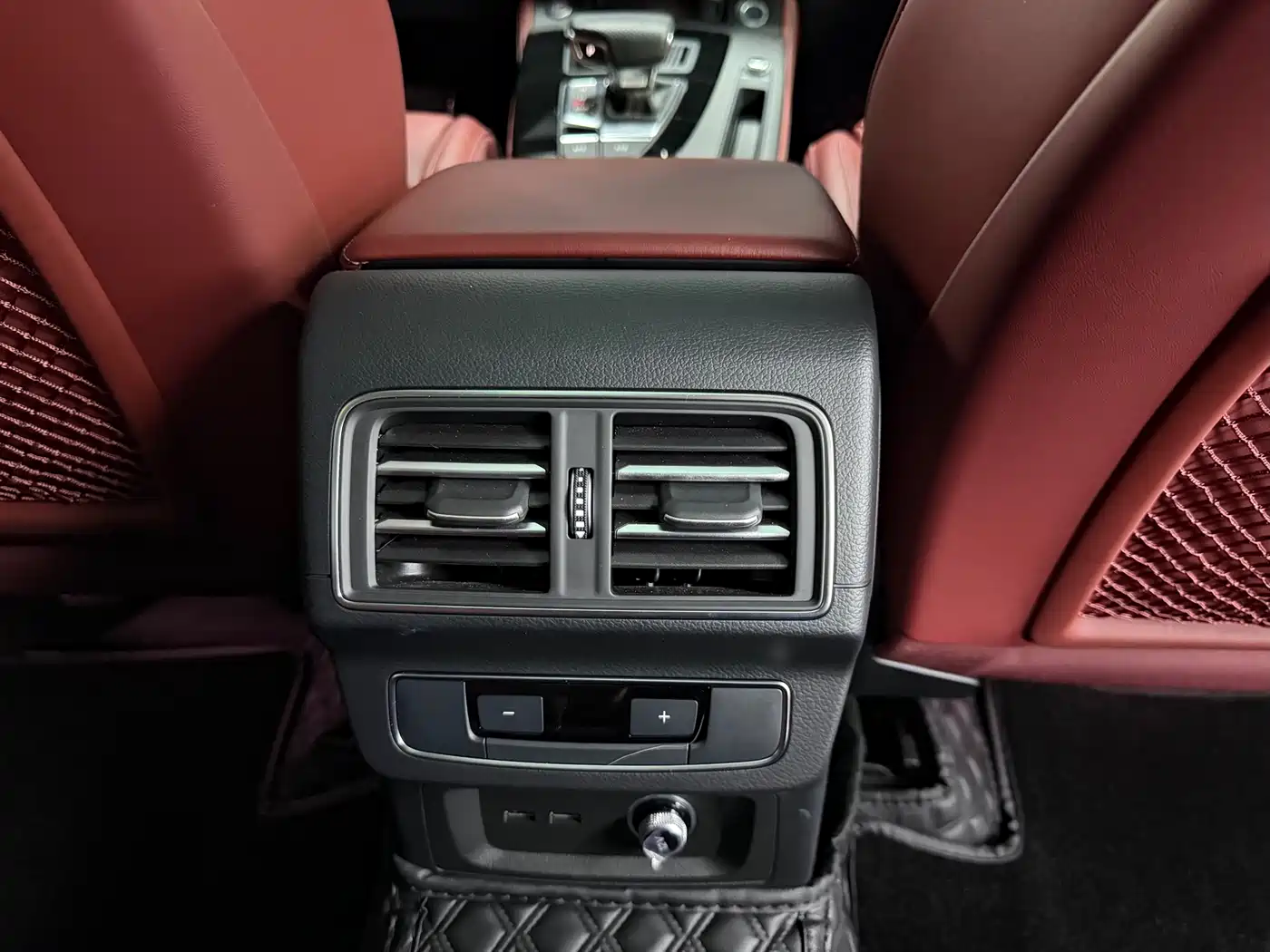 Audi Q5L 2024 Model 40 TFSI Luxury Dynamic фото 12