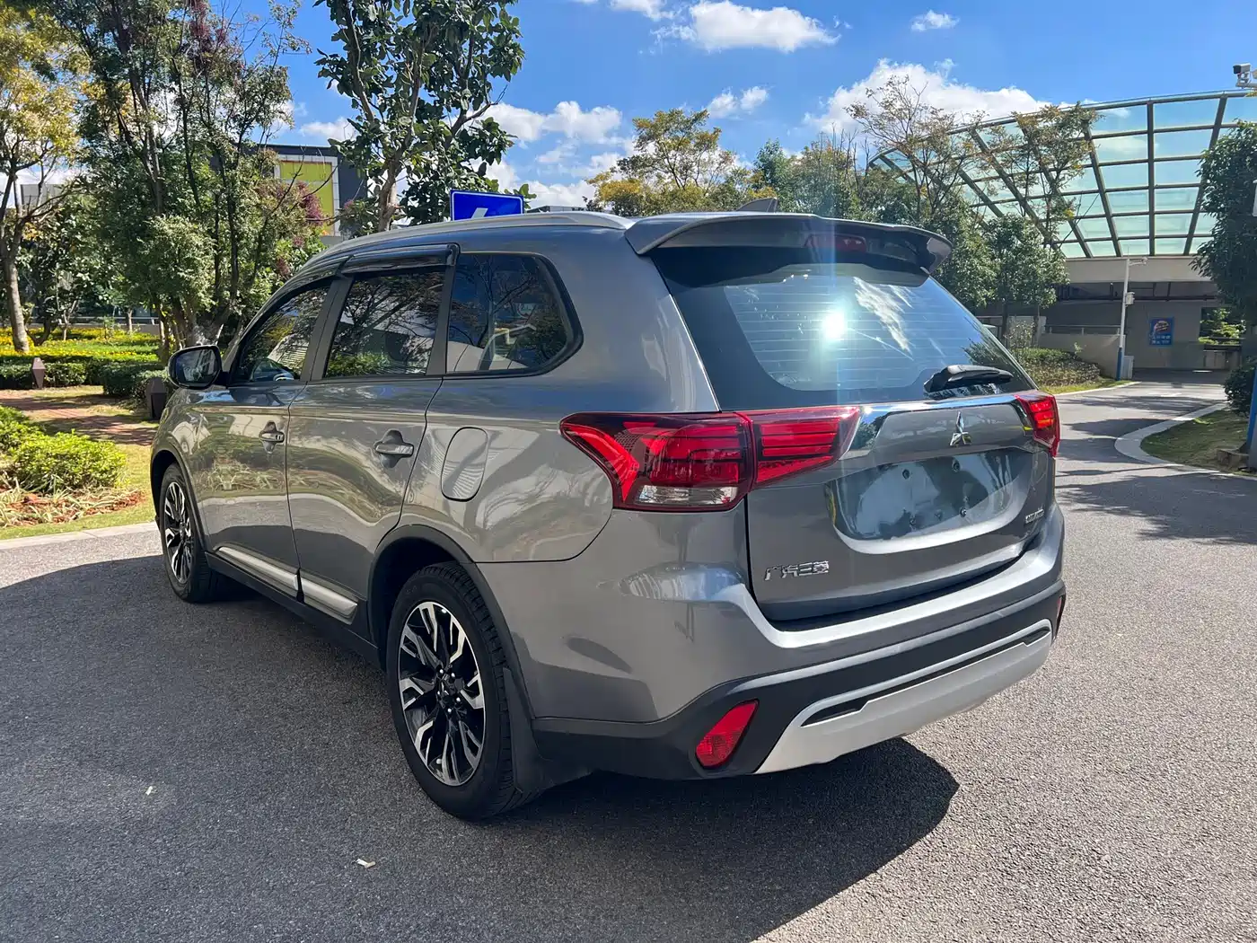 MITSUBISHI OUTLANDER