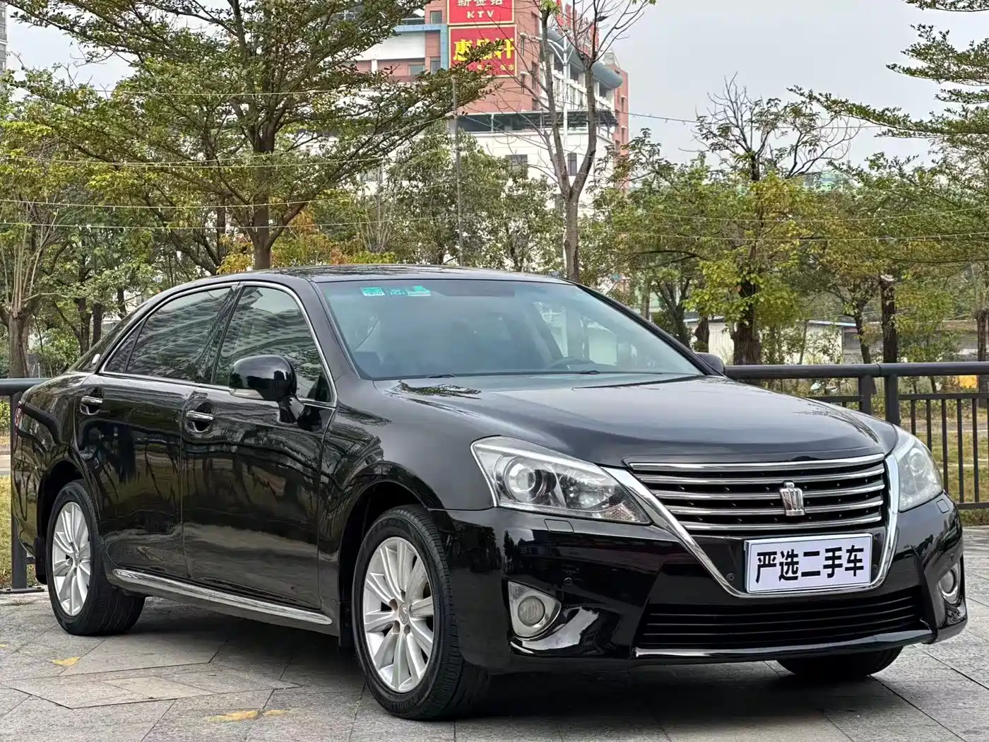 Toyota Crown 2012 2.5L Royal Leather Edition фото 3