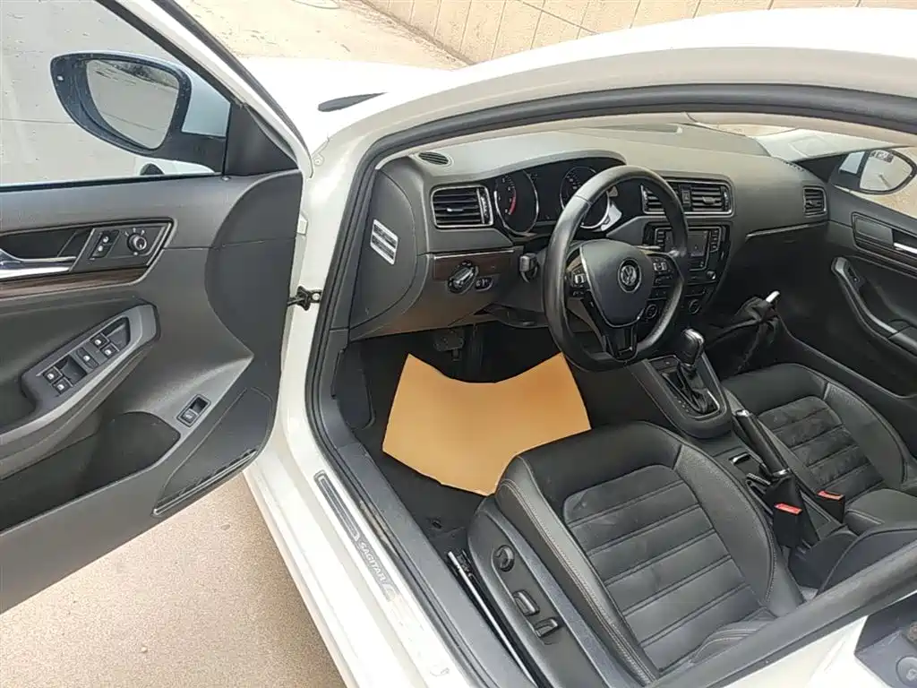 Volkswagen Sagitar 2017 230TSI Automatic Luxury фото 16