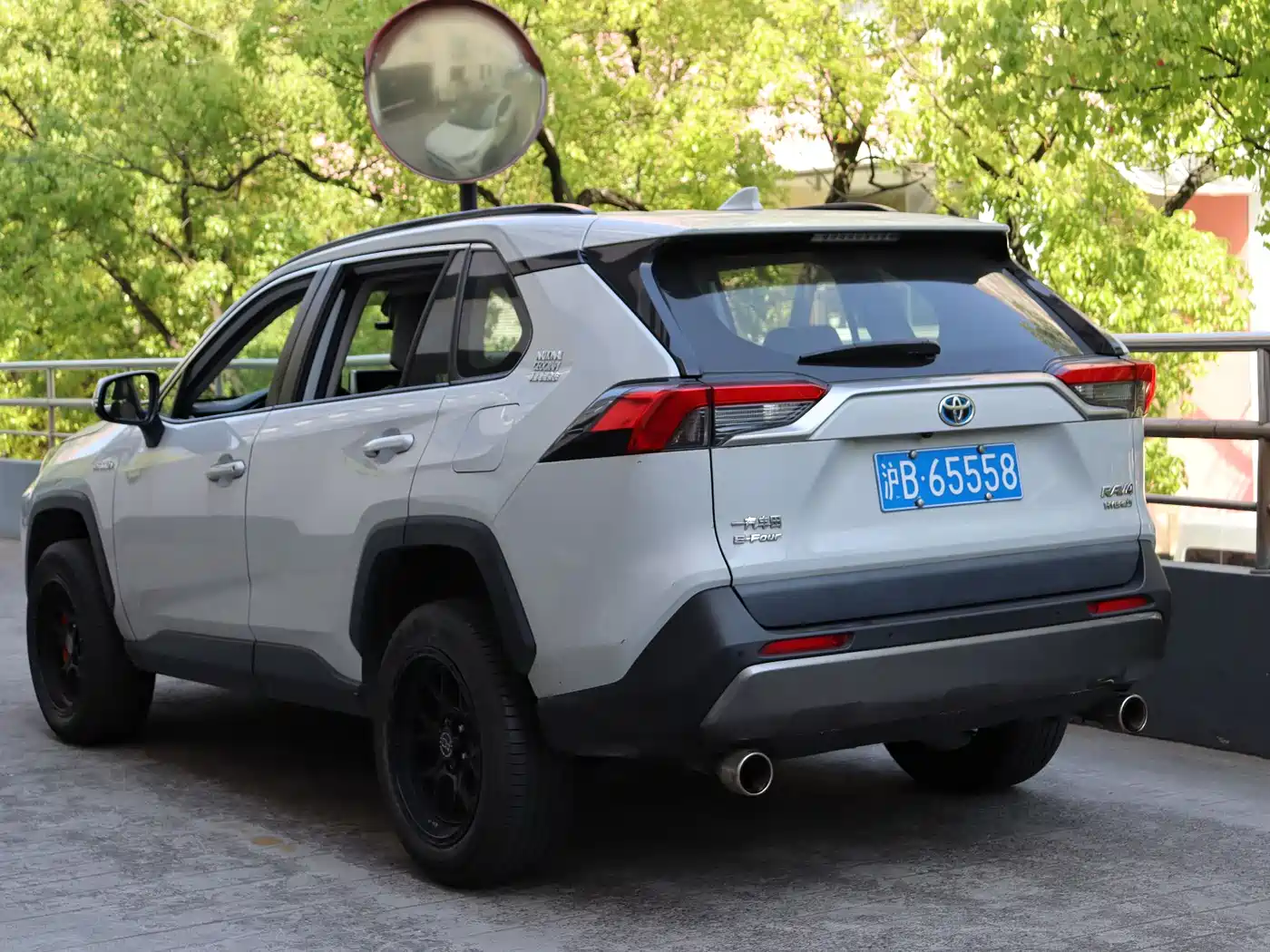 Toyota RAV4 Rongfang 2020 Hybrid 2.5L E-CVT AWD Flagship Edition фото 4