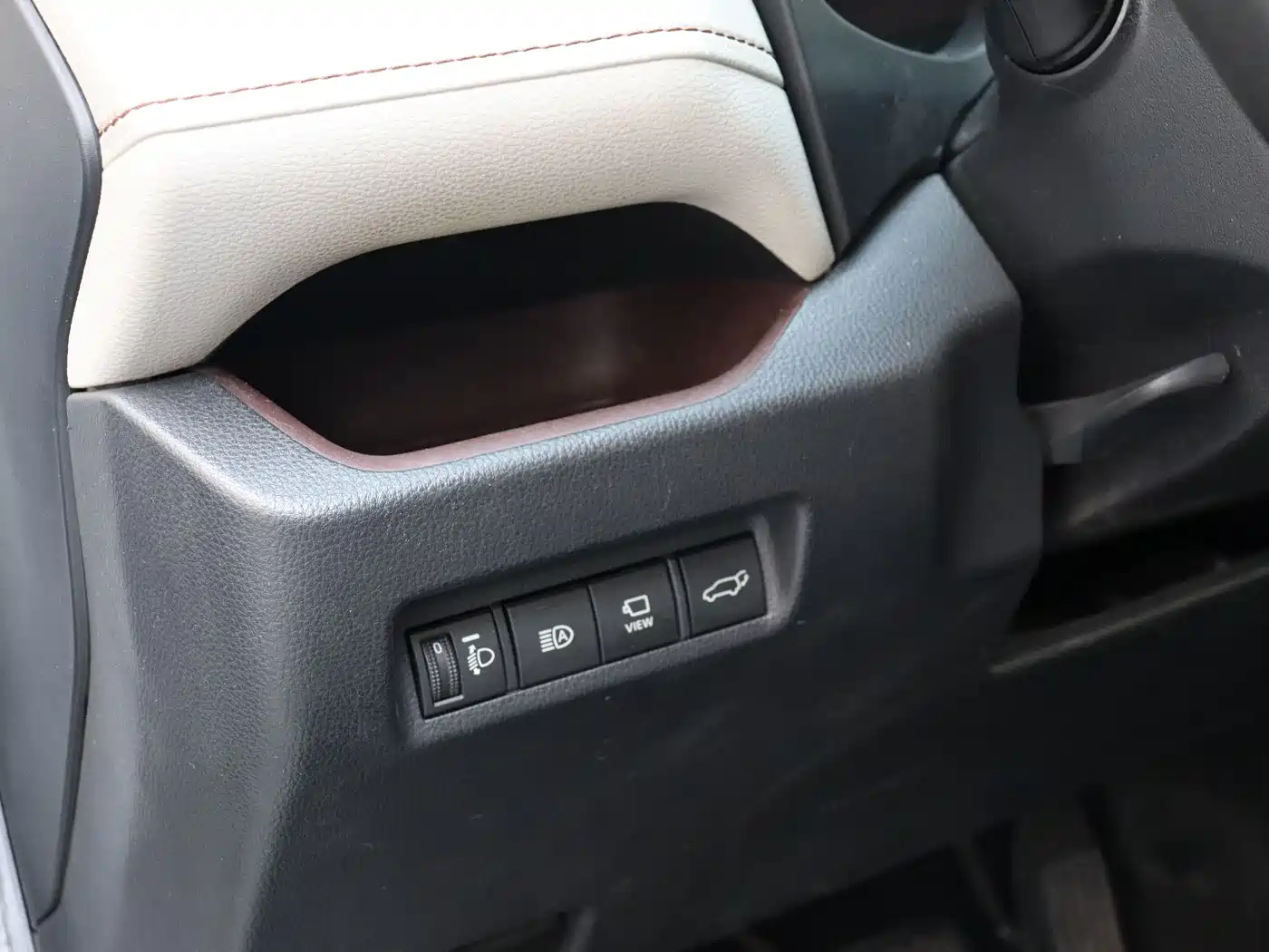 Toyota RAV4 Rongfang 2020 Hybrid 2.5L E-CVT AWD Flagship Edition фото 12