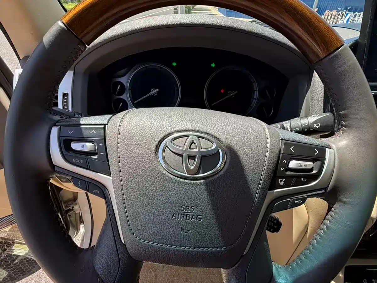 Toyota Land Cruiser (Import) 2015 4.6L V8 Middle East Limited Edition фото 10