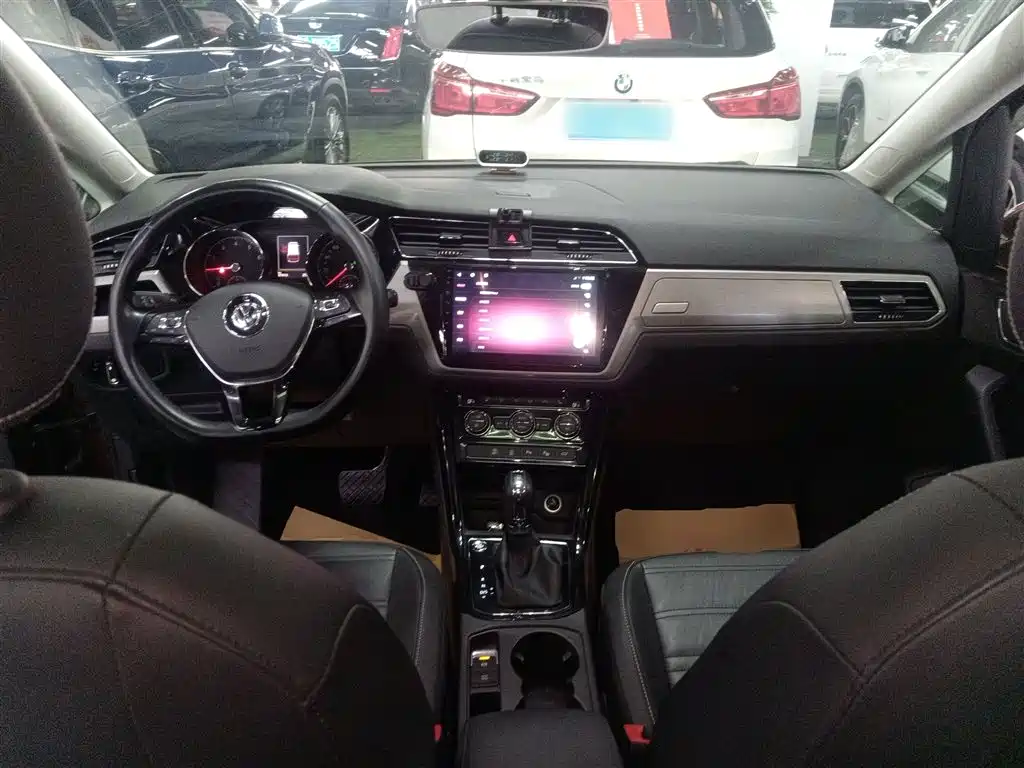 Volkswagen Touran 2016 Touran L 330TSI DSG Luxury фото 10