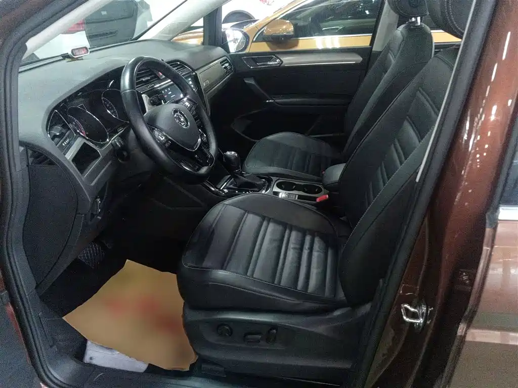 Volkswagen Touran 2016 Touran L 330TSI DSG Luxury фото 15