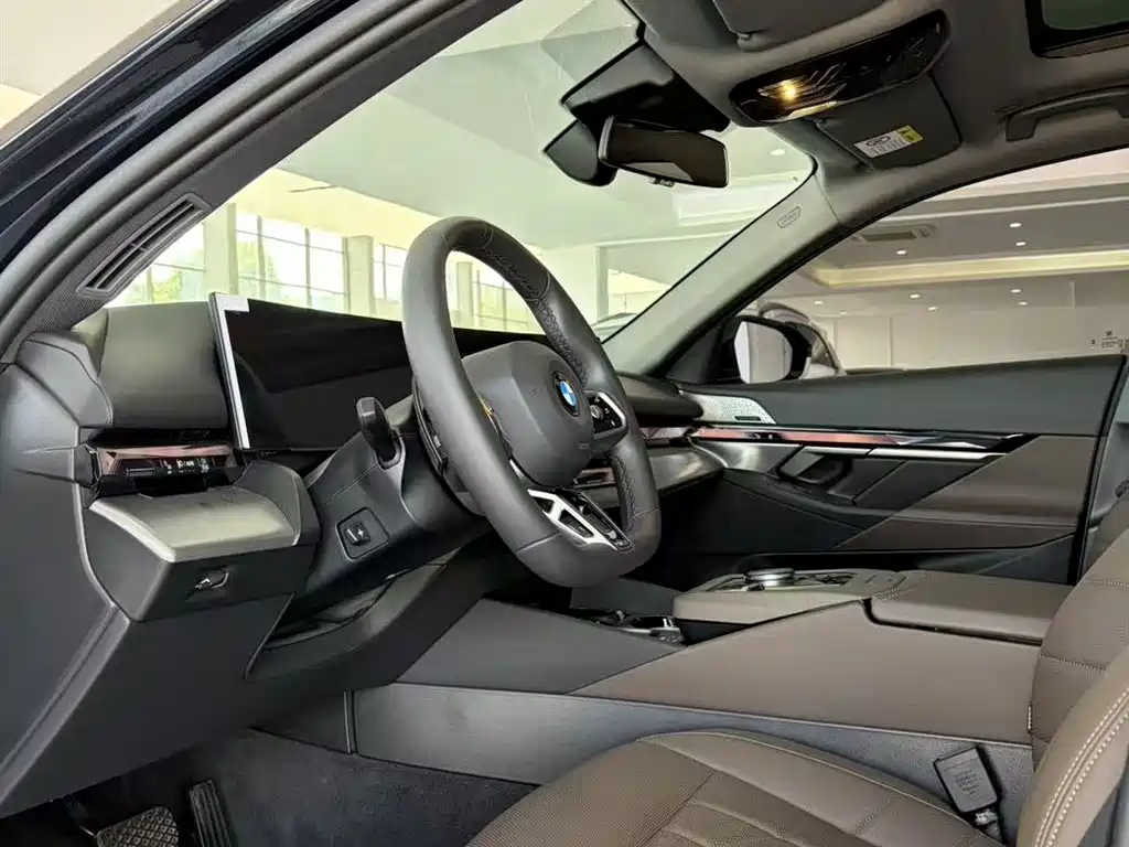 BMW 5 Series 2025 530Li Leading M Sport Package фото 13