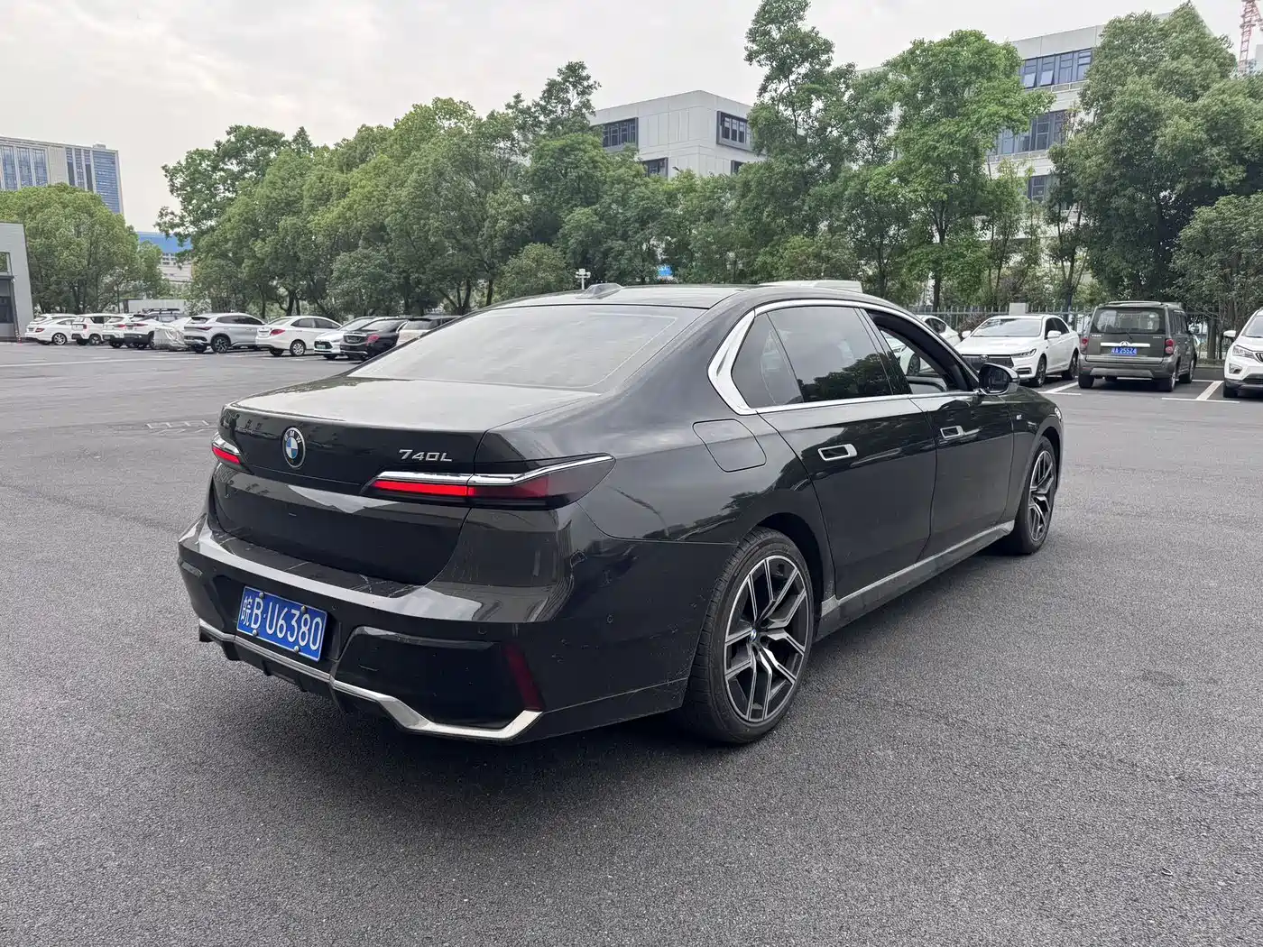 BMW 7 Series 2023 Model 735Li M Sport Package фото 9