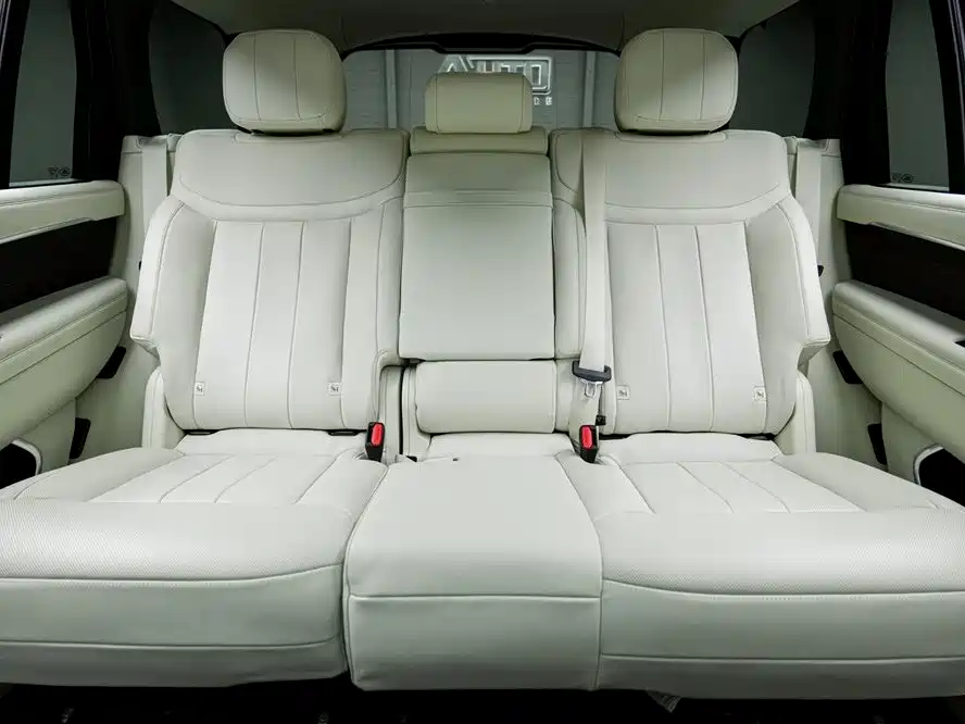 Land Rover Range Rover 2023 3.0 L6 400PS Golden Age 7-Seater Long Wheelbase фото 14