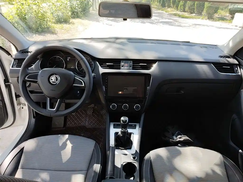 Škoda Octavia 2017 1.6L Manual ChuangXing фото 10