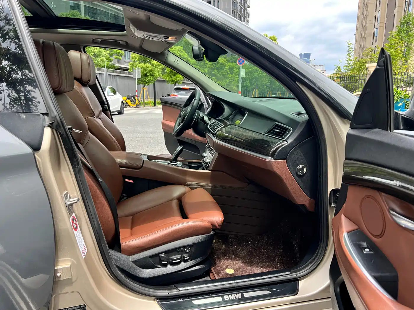 BMW 5 Series GT 2010 535i Leading Model фото 13