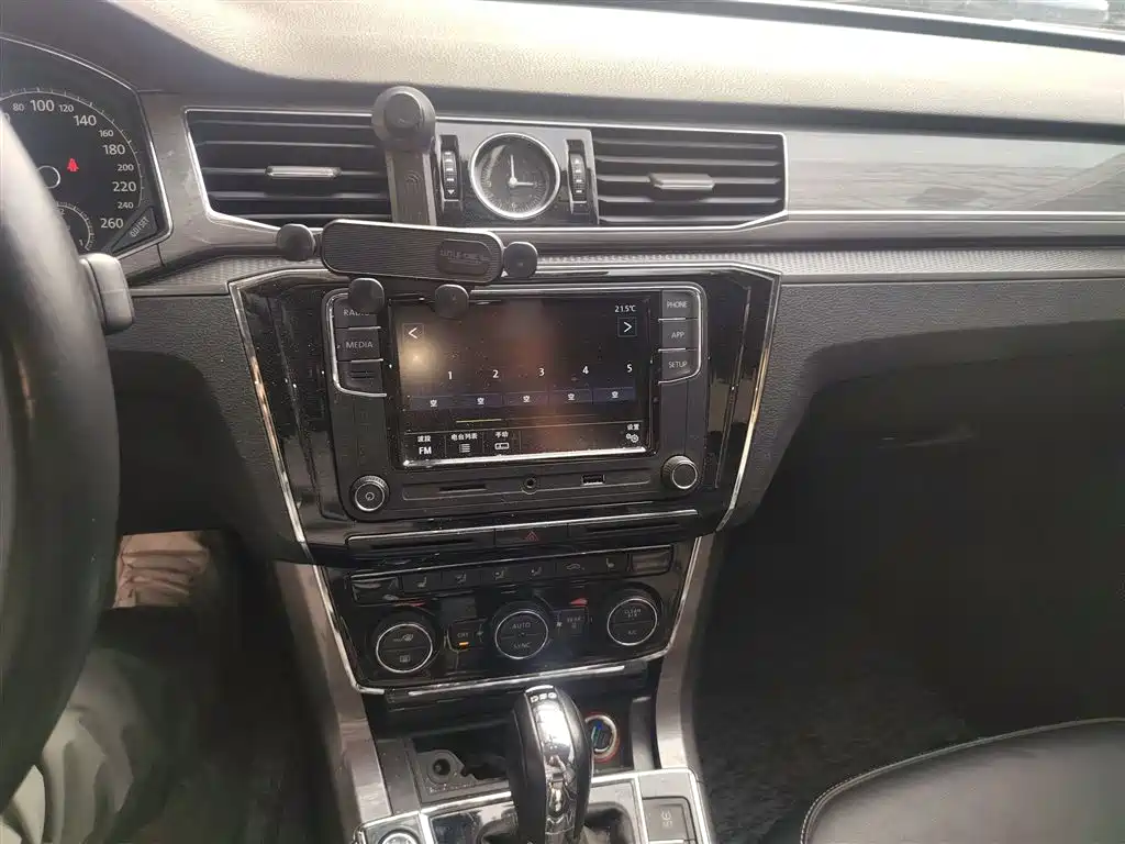 Volkswagen Passat 2017 330TSI DSG Prestige фото 6