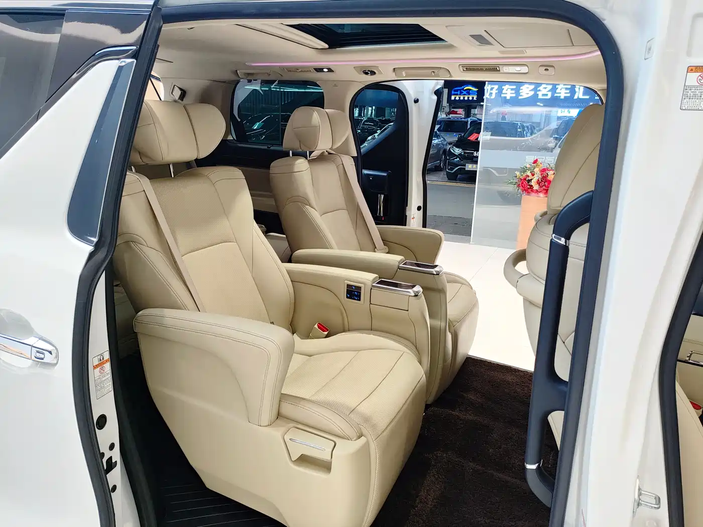 Toyota Alphard 2020 Hybrid 2.5L Luxury Edition фото 12