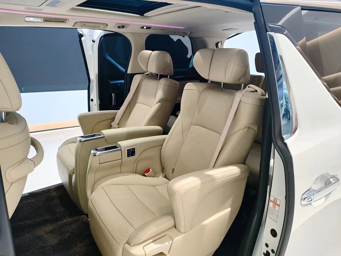 Toyota Alphard 2020 Hybrid 2.5L Luxury Edition фото 11