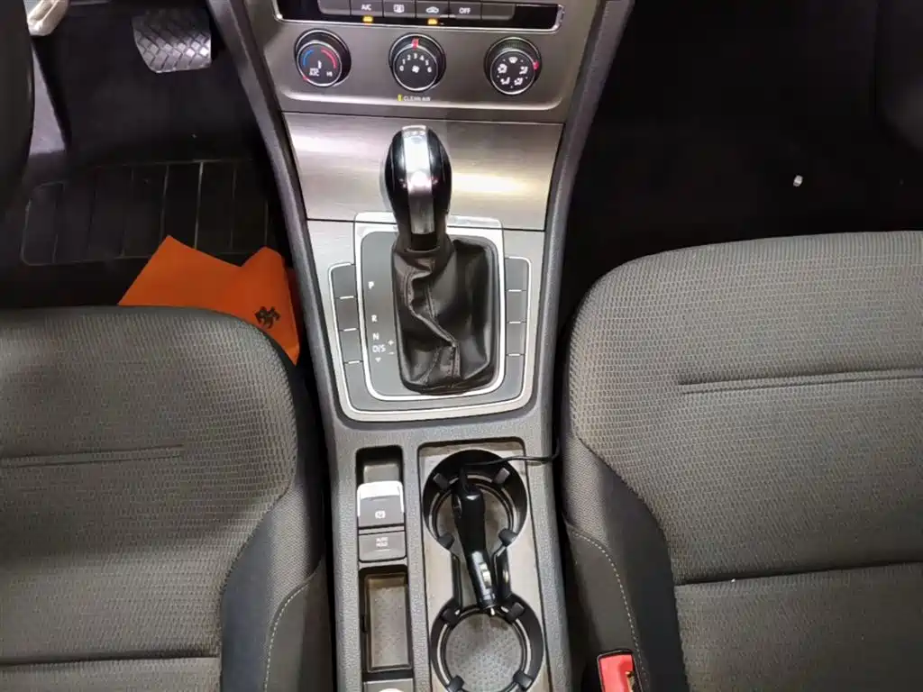 Volkswagen Golf 2016 230TSI Automatic Comfort фото 14