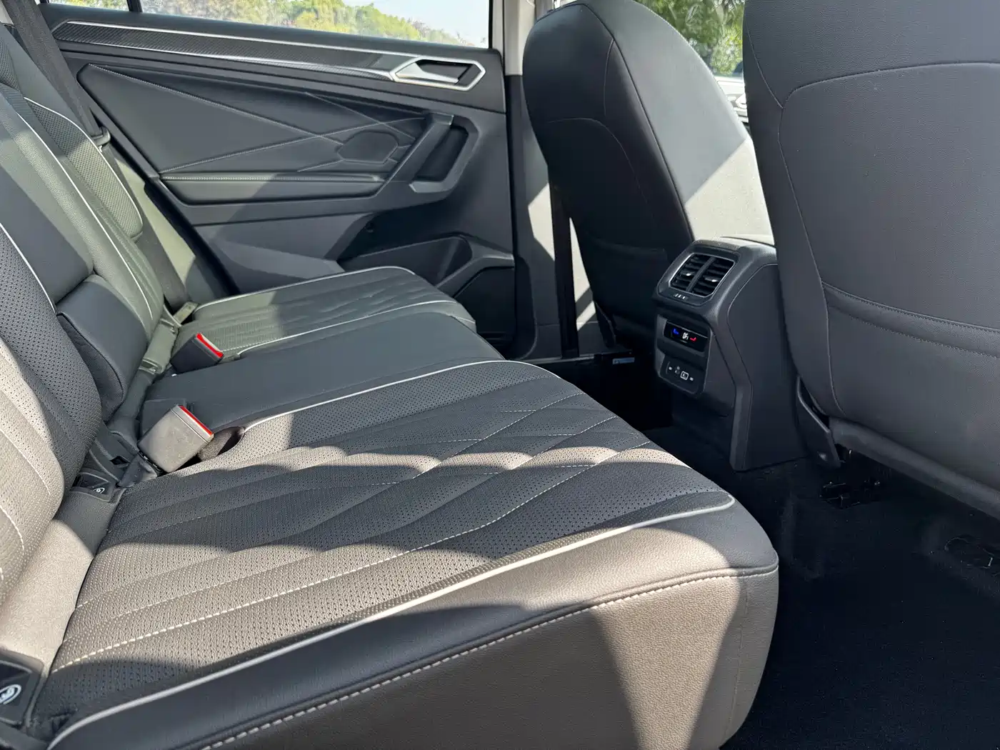 Volkswagen Tiguan L 2022 330TSI Auto 2WD R-Line Premium Edition фото 8