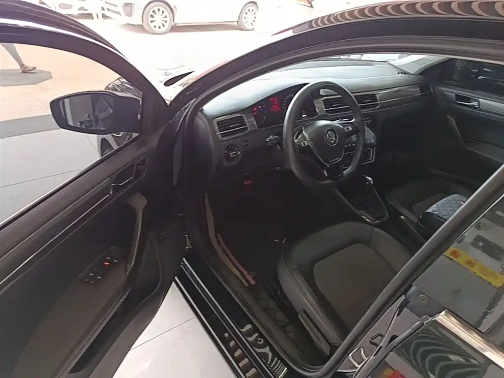 Volkswagen Santana 2016 1.6L Automatic Comfort Edition фото 16