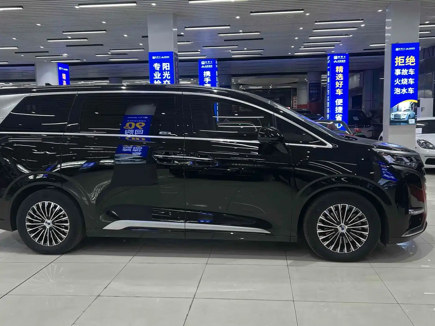 Denza D9 2024 DM-i 1050 Premium фото 3