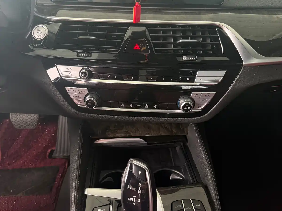 BMW 5 Series 2021 525Li M Sport Package фото 11