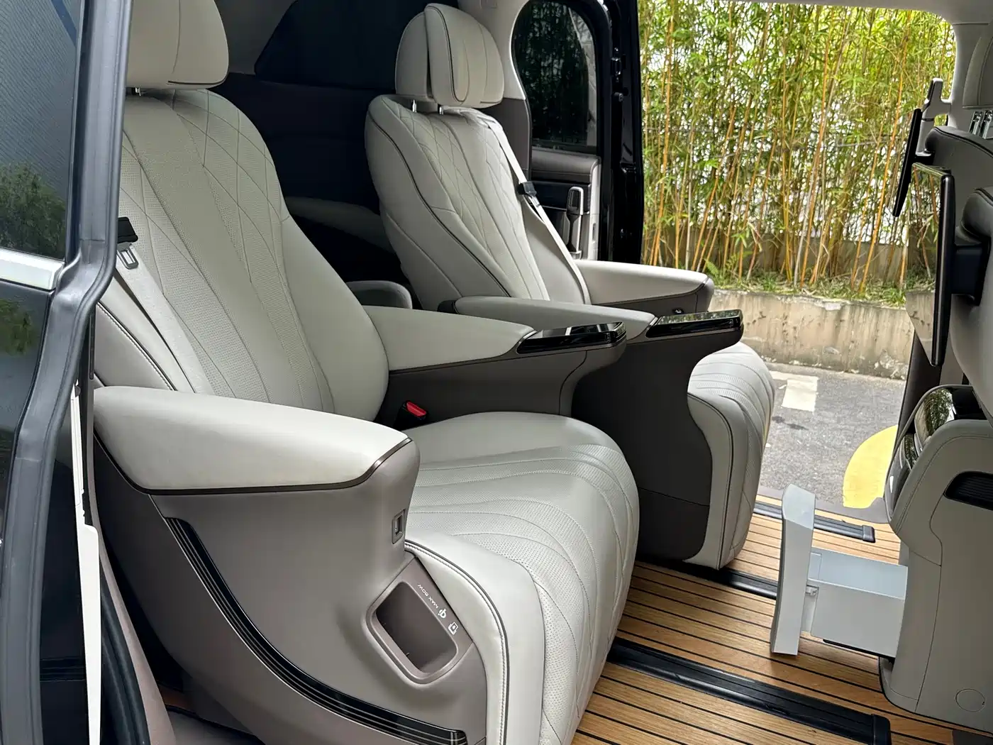 Denza D9 2022 DM-i 970 AWD Flagship фото 18