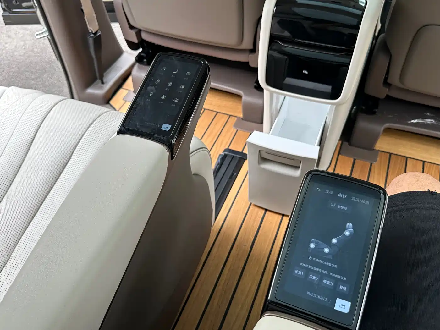 Denza D9 2022 DM-i 970 AWD Flagship фото 17