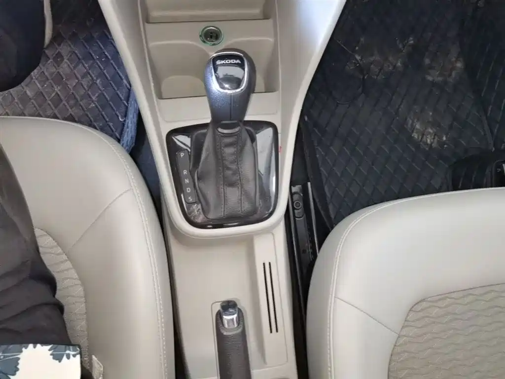 Škoda Rapid 2015 1.6L Automatic Smart Selection фото 14
