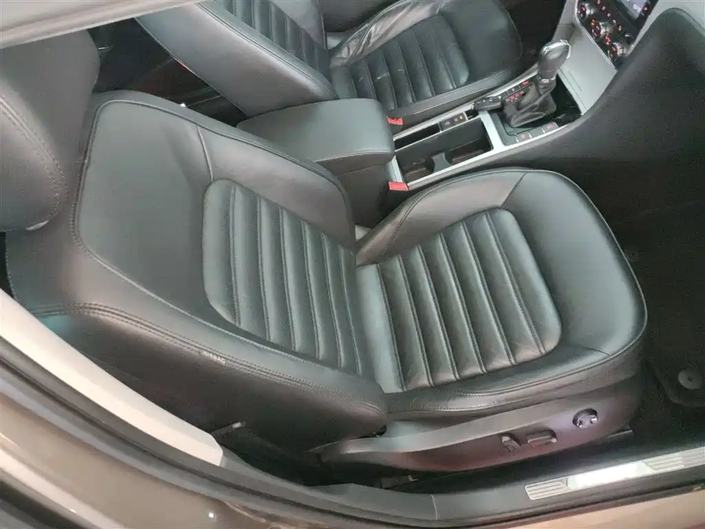 Volkswagen Passat 2014 1.8TSI DSG Executive Edition фото 25